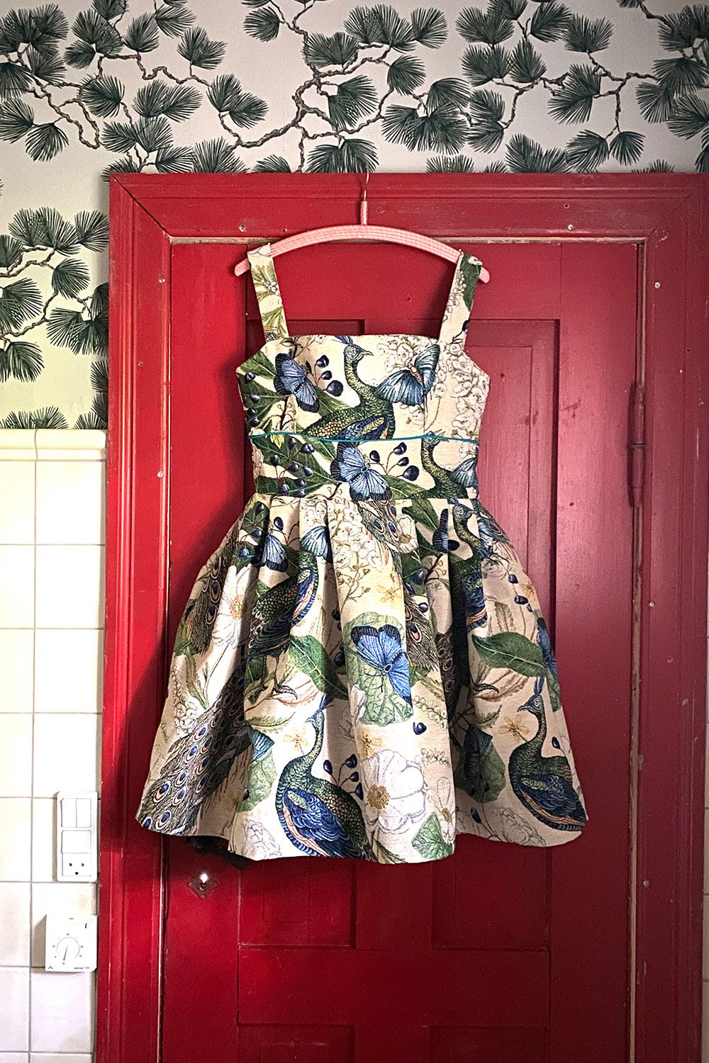 Gobelin-kjole med påfugle (made to order) |